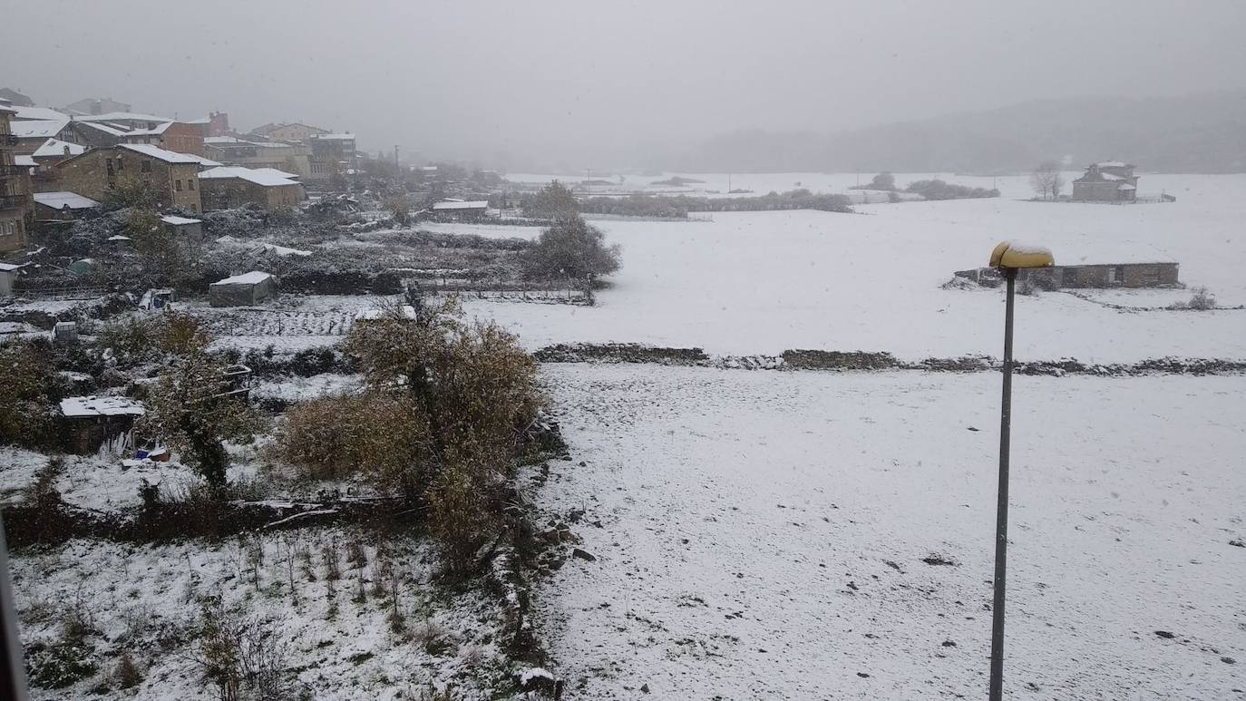 Fotos: La nieve hace acto de presencia en Burgos