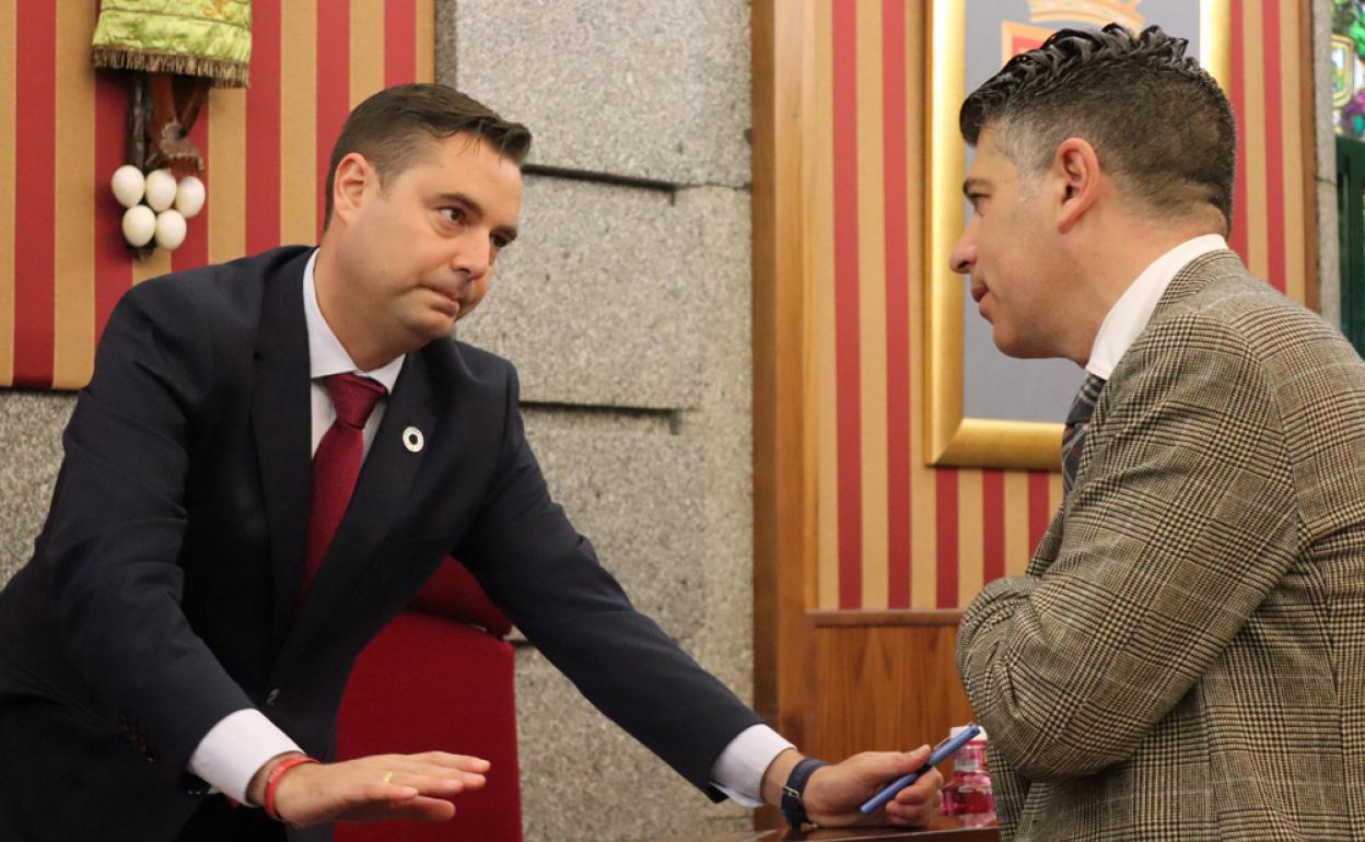 Daniel de la Rosa y Vicente Marañón conversan antes de iniciar sesión plenaria