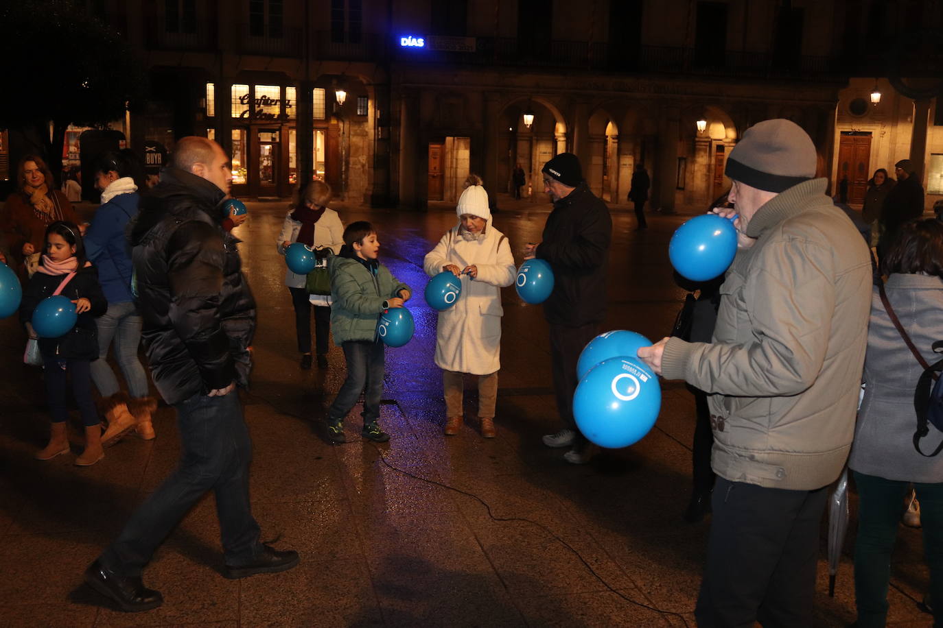 Decenas de personas se congregan en la Plaza Mayor para visibilizar una enfermedad que padecen 40.000 burgaleses.