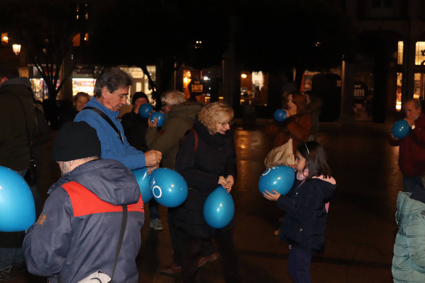 Decenas de personas se congregan en la Plaza Mayor para visibilizar una enfermedad que padecen 40.000 burgaleses.