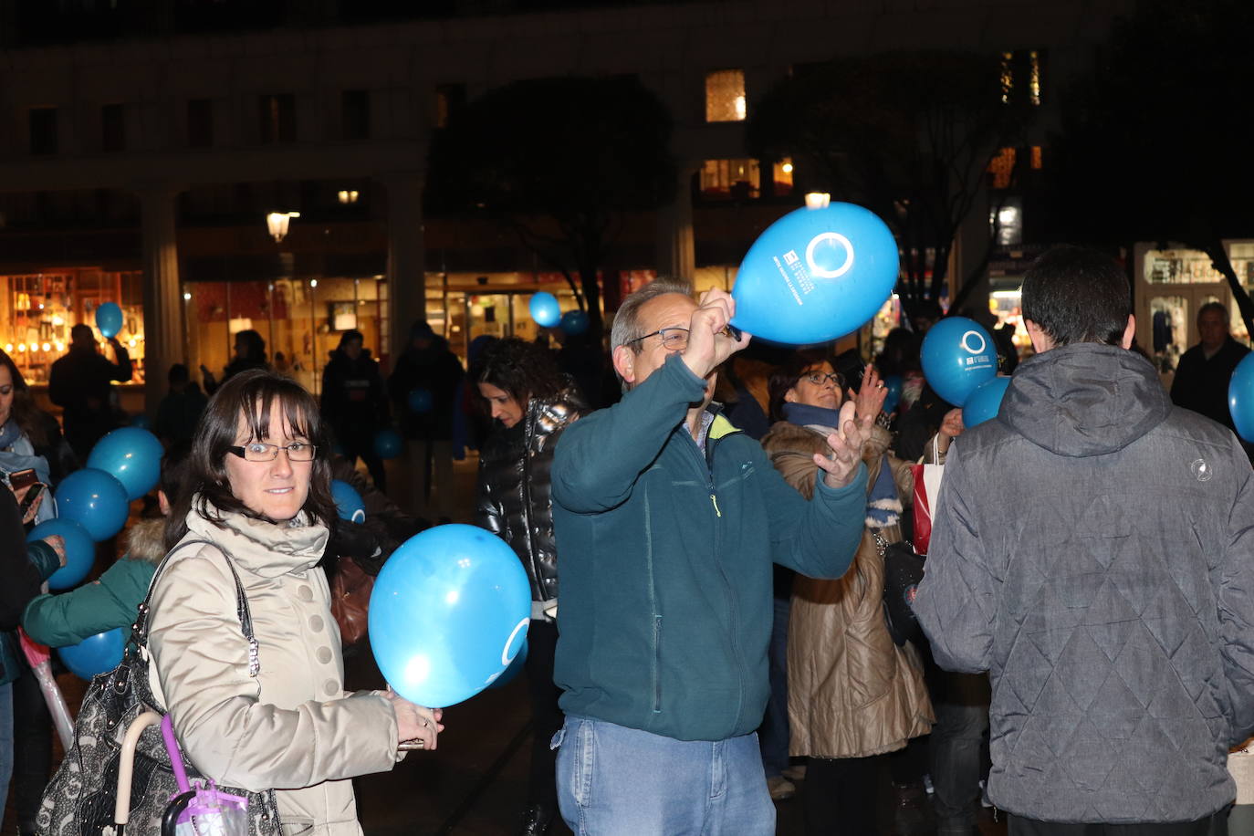 Decenas de personas se congregan en la Plaza Mayor para visibilizar una enfermedad que padecen 40.000 burgaleses.