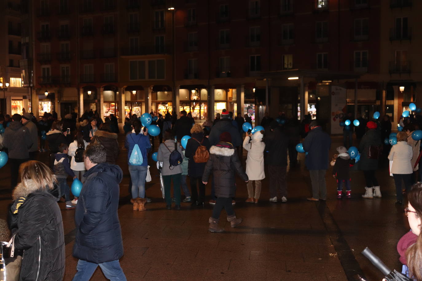 Decenas de personas se congregan en la Plaza Mayor para visibilizar una enfermedad que padecen 40.000 burgaleses.