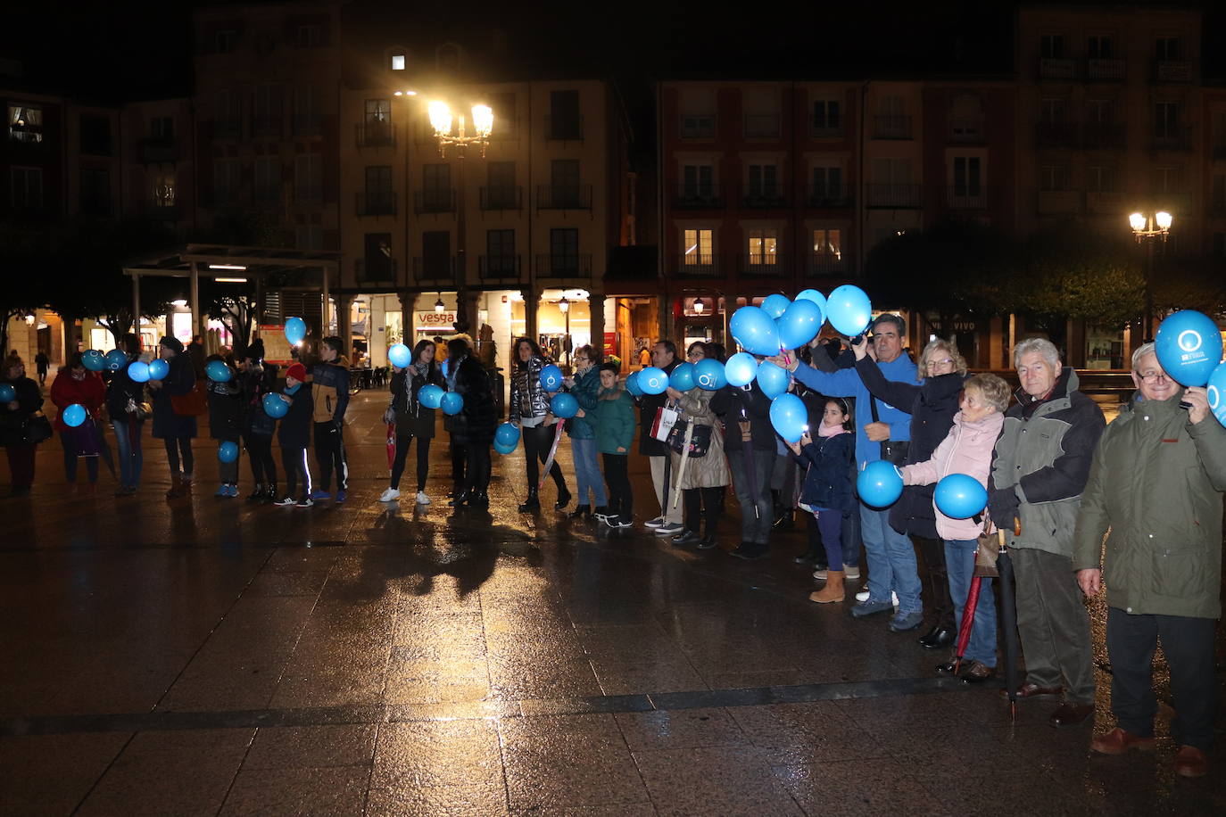 Decenas de personas se congregan en la Plaza Mayor para visibilizar una enfermedad que padecen 40.000 burgaleses.