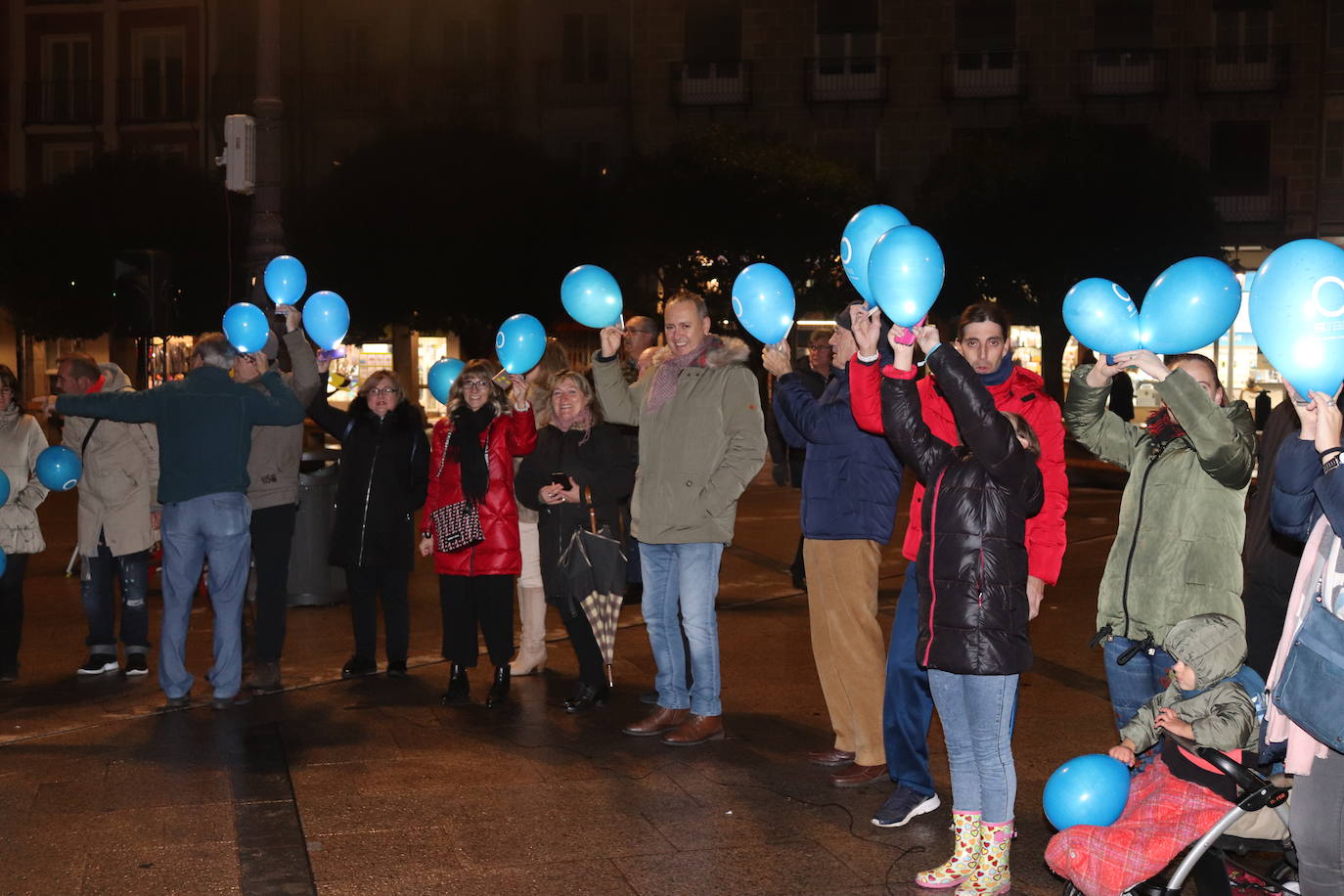 Decenas de personas se congregan en la Plaza Mayor para visibilizar una enfermedad que padecen 40.000 burgaleses.