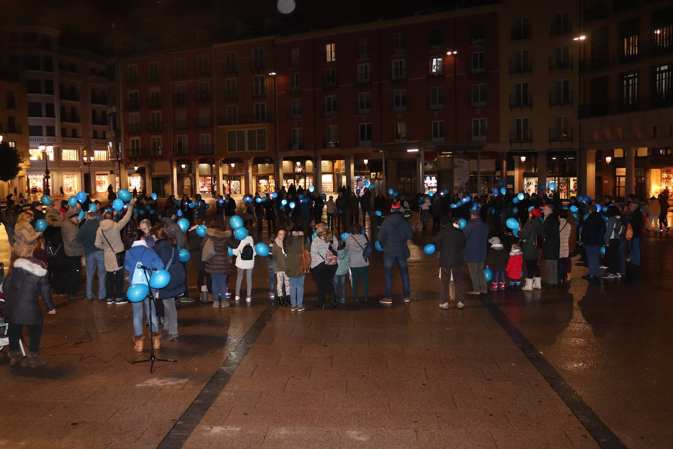 Decenas de personas se congregan en la Plaza Mayor para visibilizar una enfermedad que padecen 40.000 burgaleses.