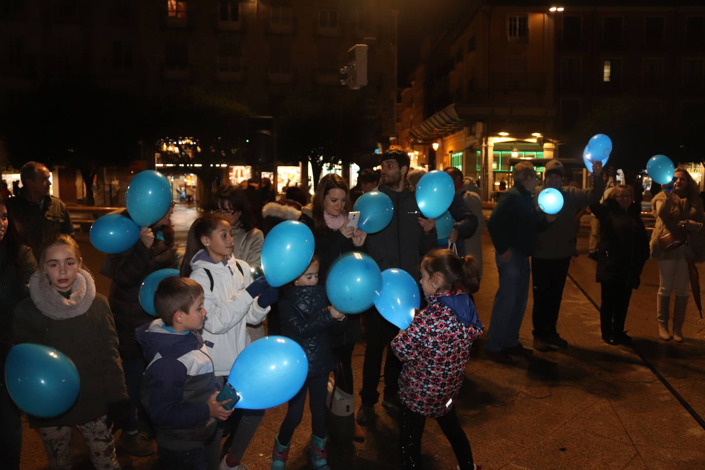 Decenas de personas se congregan en la Plaza Mayor para visibilizar una enfermedad que padecen 40.000 burgaleses.