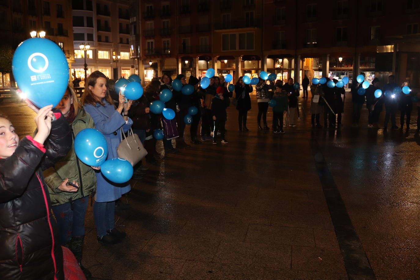 Decenas de personas se congregan en la Plaza Mayor para visibilizar una enfermedad que padecen 40.000 burgaleses.