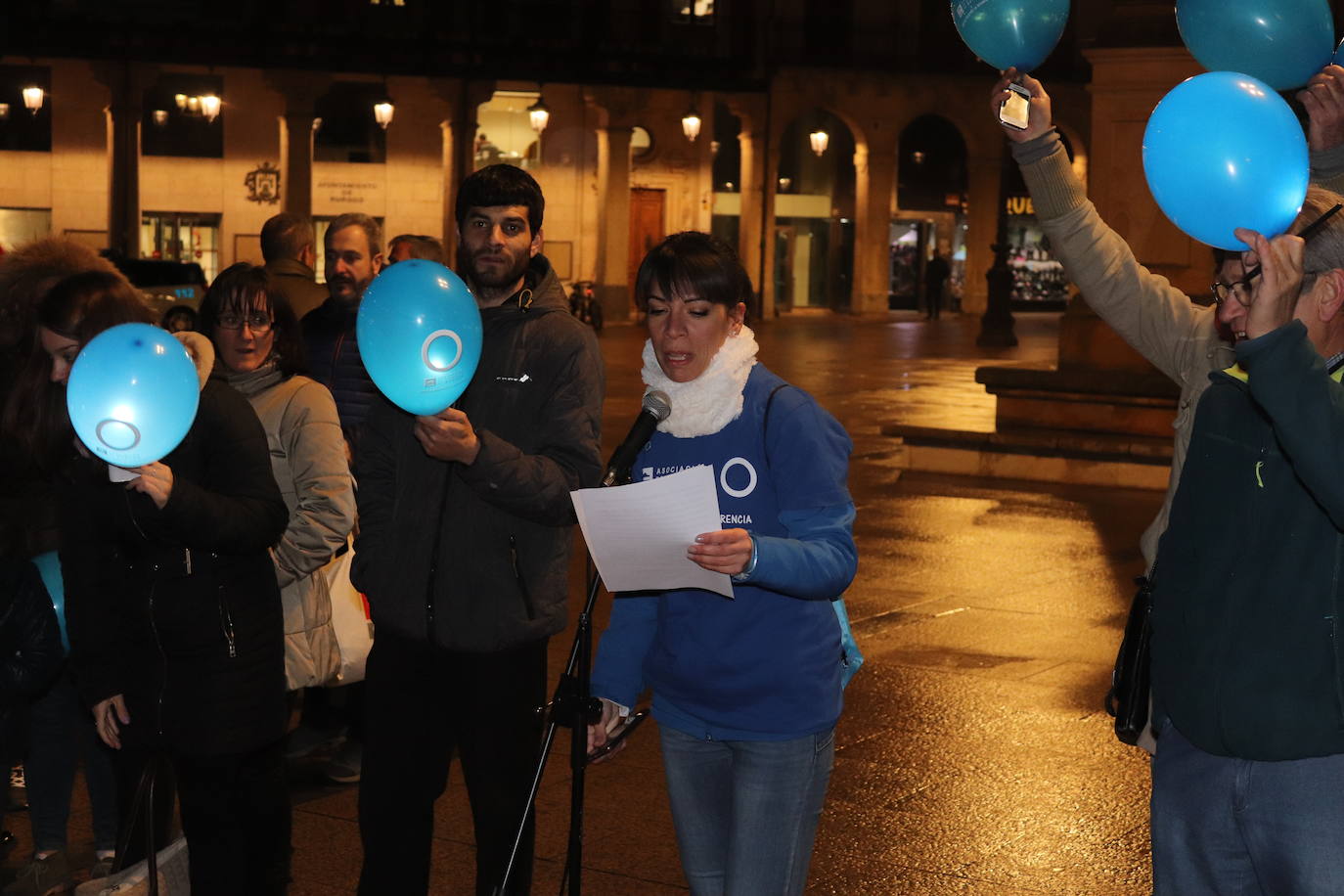 Decenas de personas se congregan en la Plaza Mayor para visibilizar una enfermedad que padecen 40.000 burgaleses.