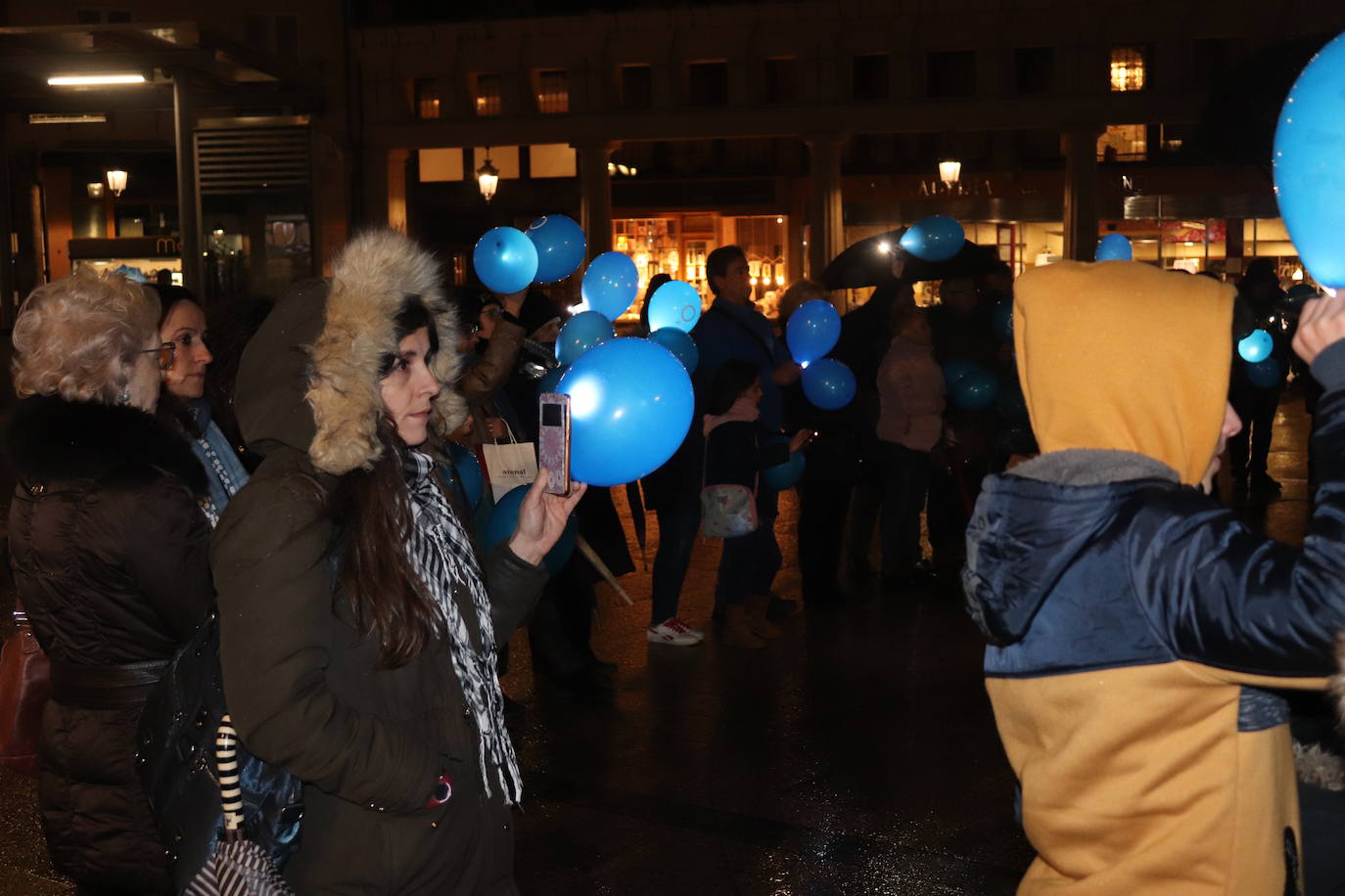 Decenas de personas se congregan en la Plaza Mayor para visibilizar una enfermedad que padecen 40.000 burgaleses.