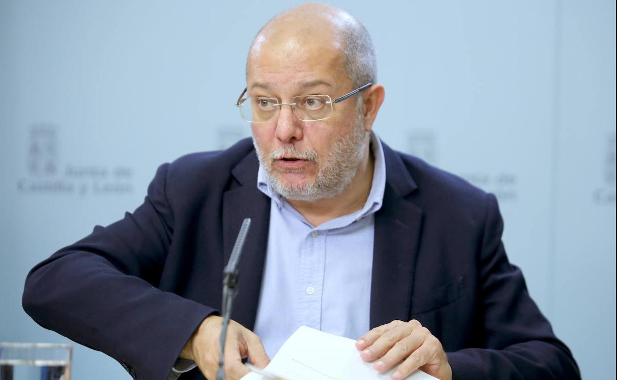 El vicepresidente, portavoz y consejero de la Transparencia, Ordenación del Territorio y Acción Exterior, Francisco Igea, comparece en la rueda de prensa posterior al Consejo de Gobierno. 