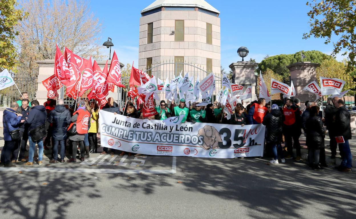 Concentración de los sindicatos después de la reunión de la mesa de negociación de empleados públicos. 