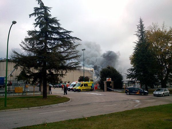 La antigua fábrica fue pasto de las llamas en apenas unas horas. 