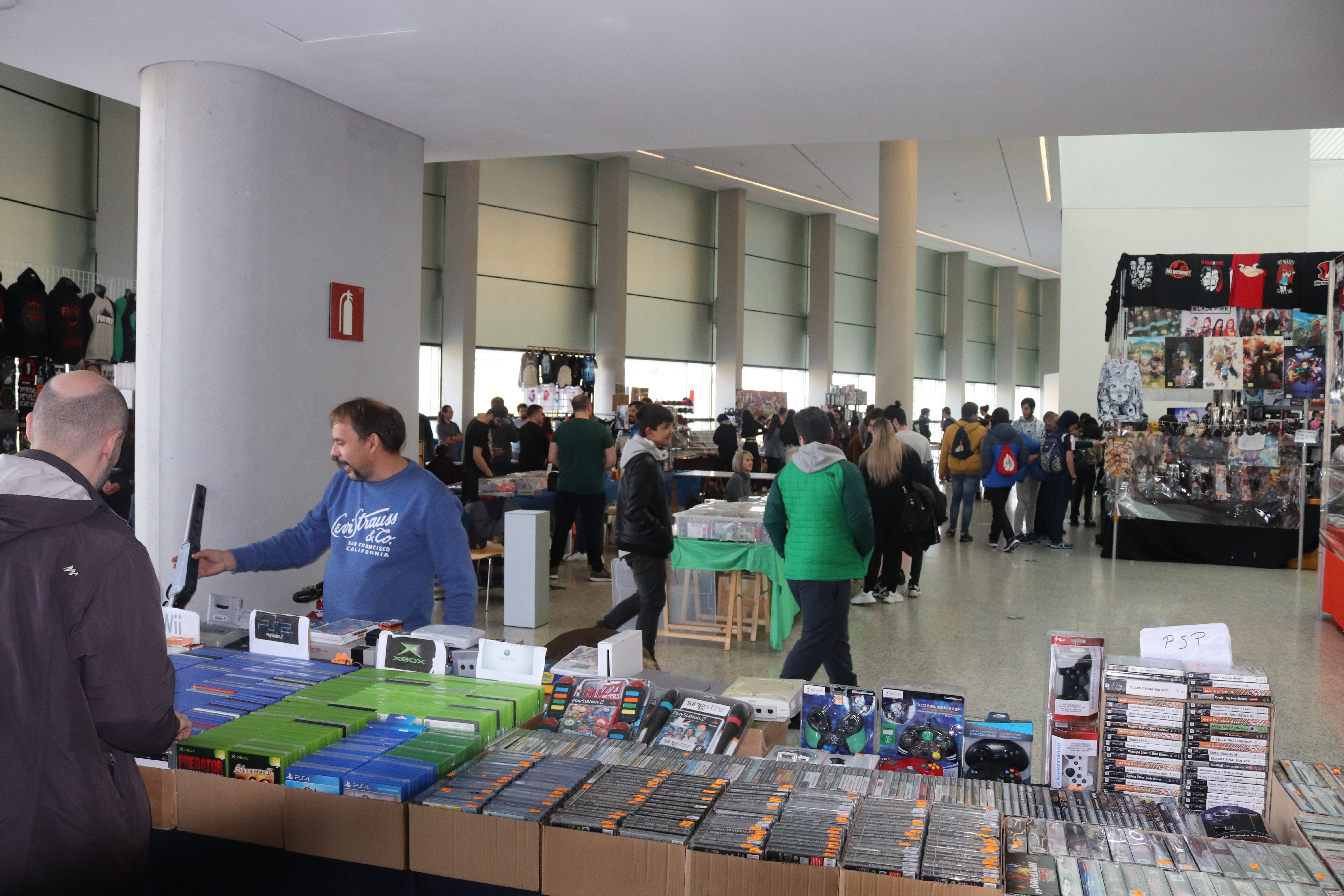 Centenares de aficionados se congregan en el Fórum de la Evolución para conocer las últimas novedades del manga, cómic y videojuegos.