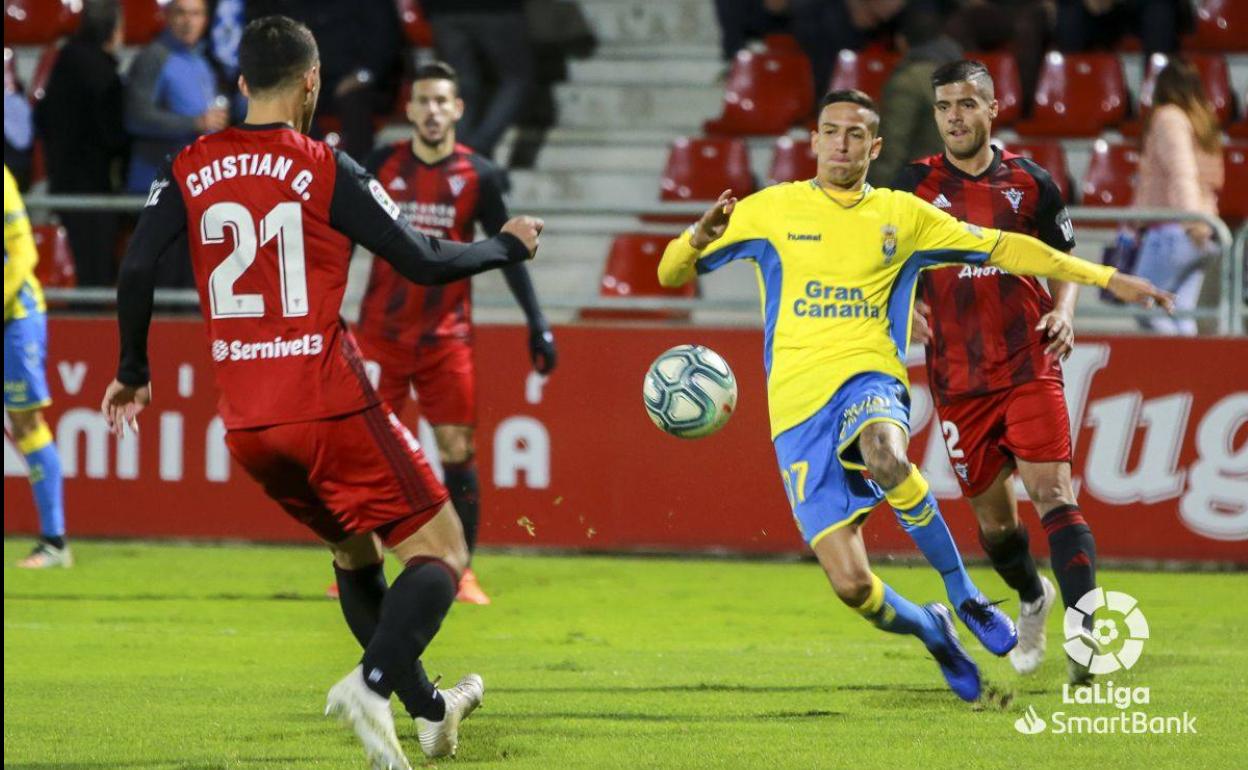 Cristián González intenta llegar al balón.