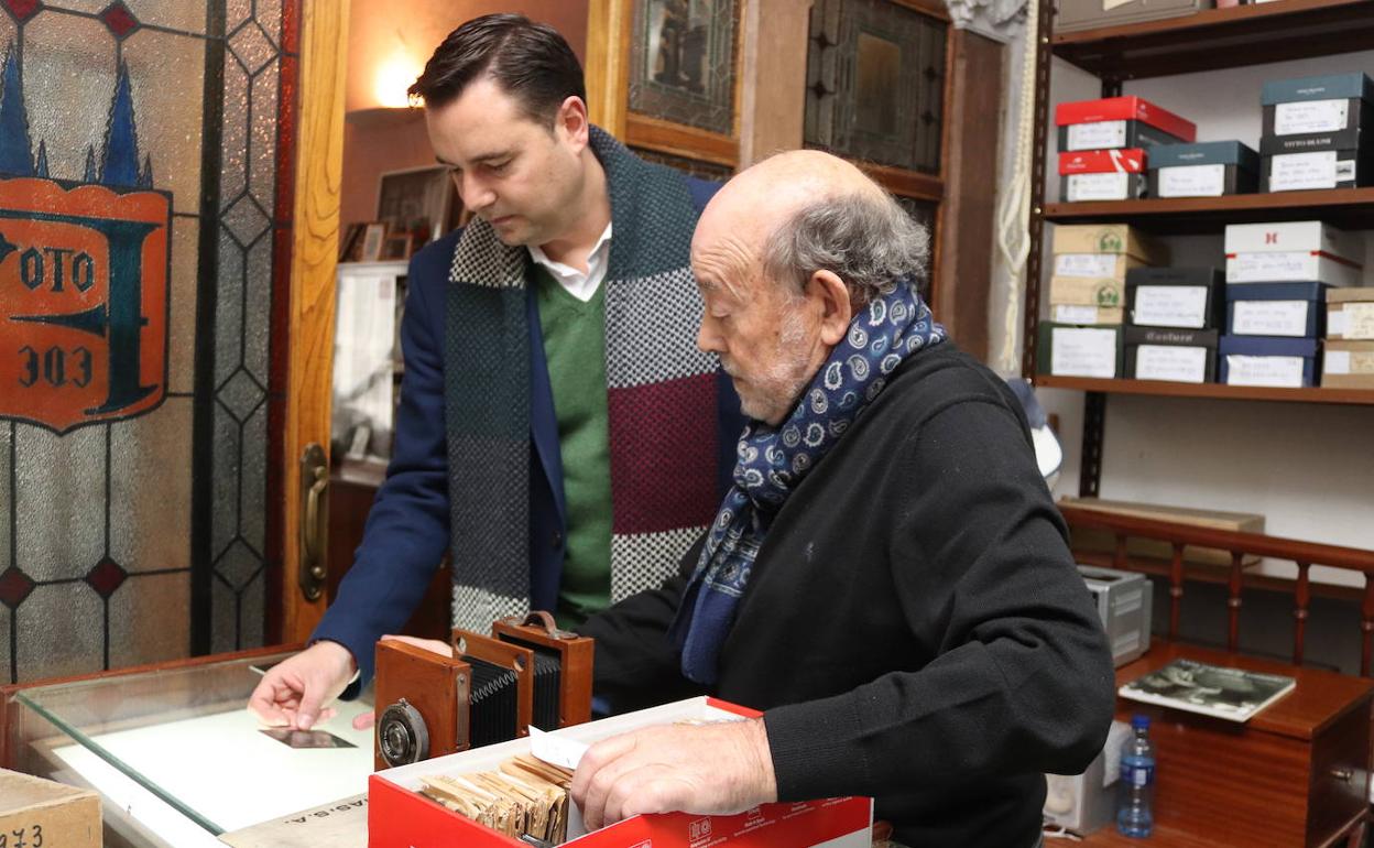 El alcalde, Daniel de la Rosa, ha visitado el laboratoriio de Fede