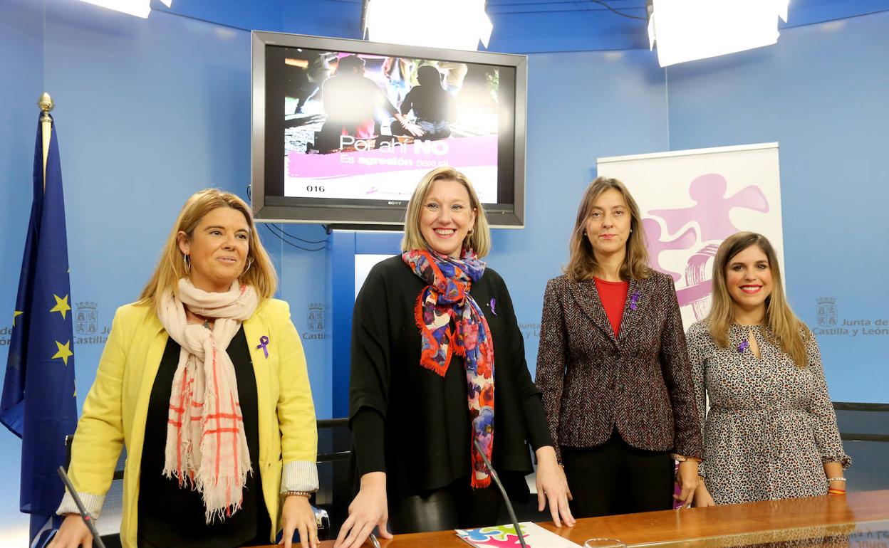 La consejera de Familia e Igualdad de Oportunidades, Isabel Blanco, presenta la campaña contra la violencia de género. 