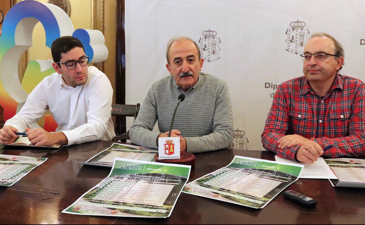 Álvaro Eguiluz (a la izquierda en la fotografía), alcalde de Belorado, ha presentado el programa acompañado por el diputado Ramiro Ibáñez (en el centro) y el director de UBUVerde, Luis Marcos. 