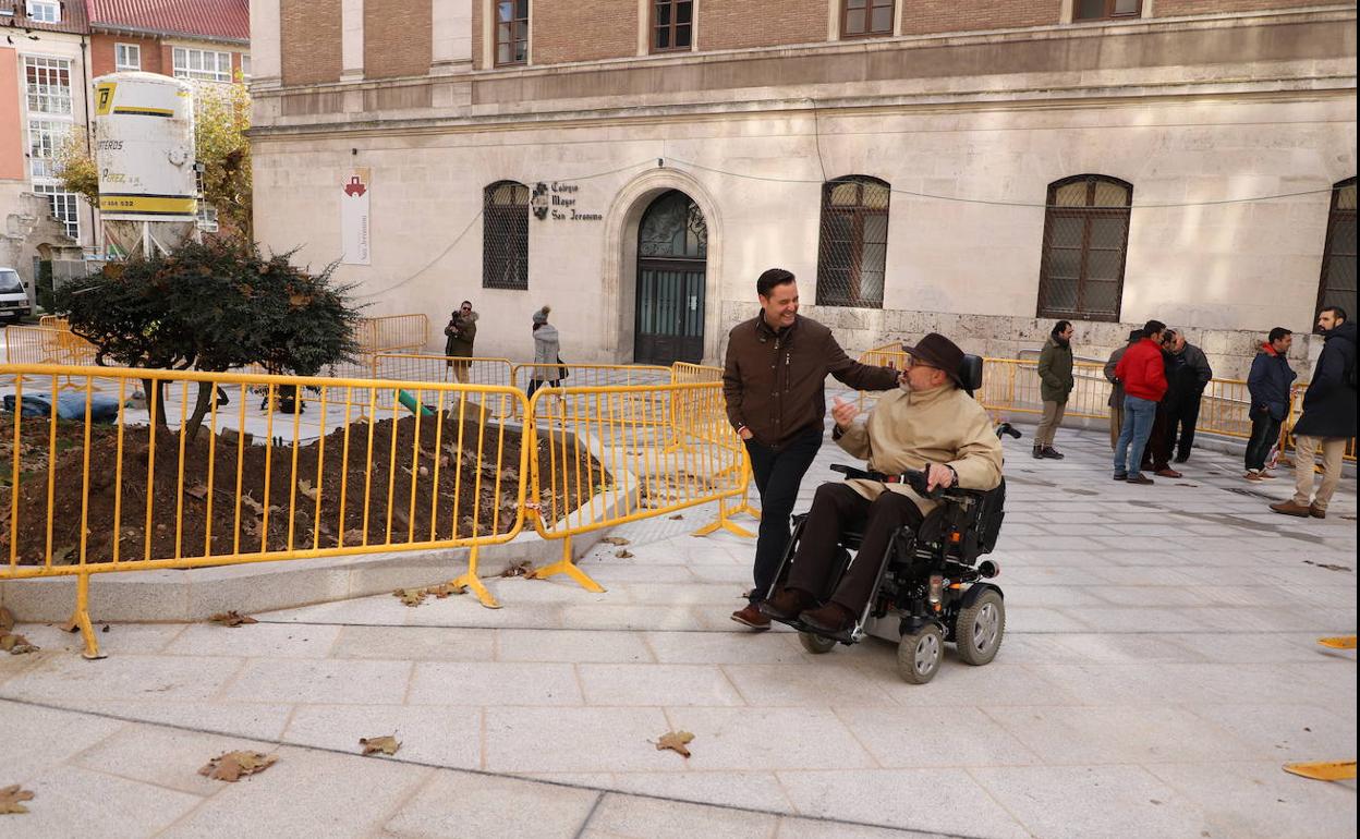 José María Yudego, vecino impulsor de esta reforma, accede hacia la plaza de Santa María junto al alcalde de Burgos. 