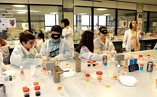 Los estudiantes realizaron algunos de los experimentos con los ojos cubiertos. 