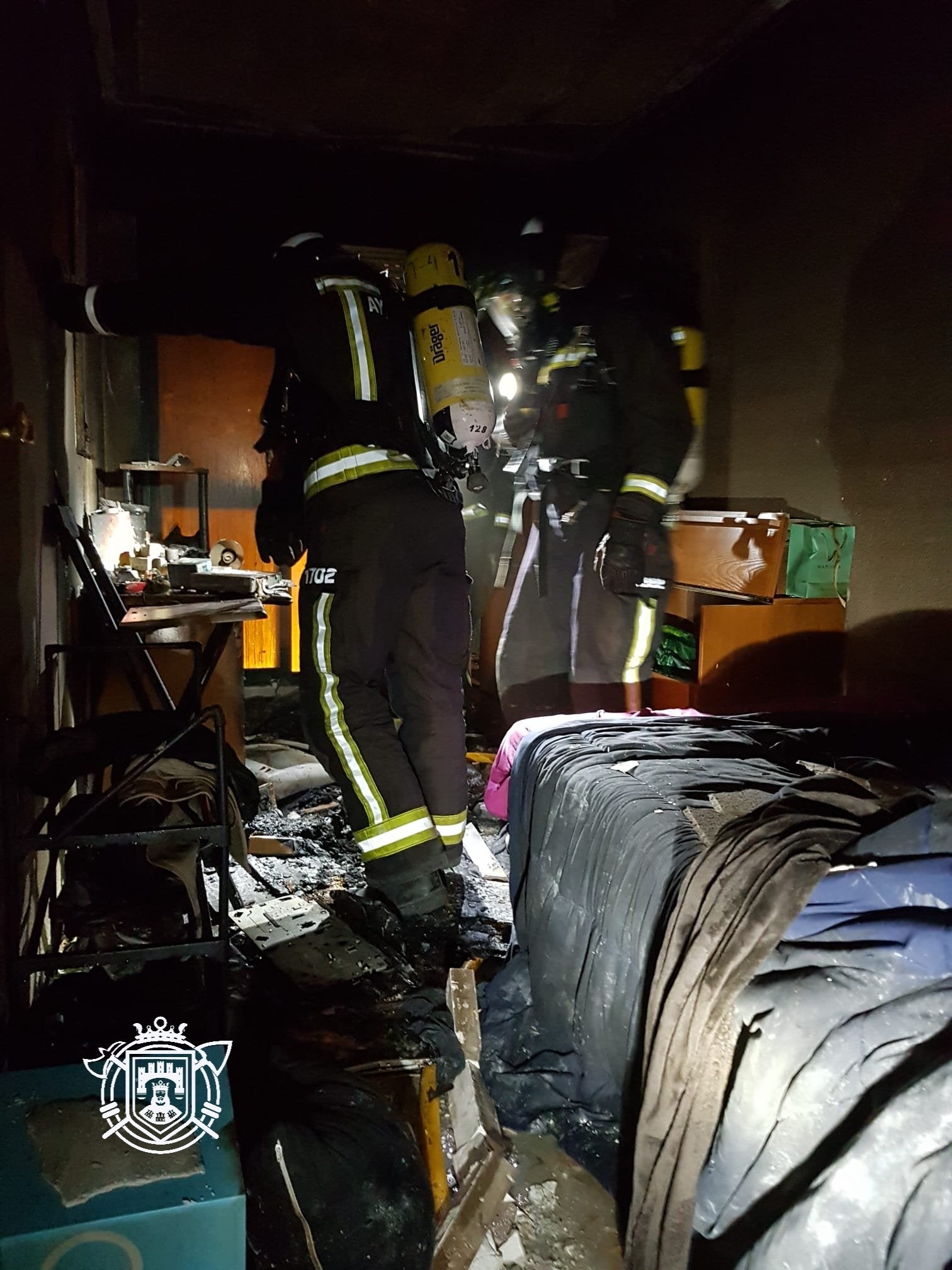 Los Bomberos de Burgos actuando en el dormitorio afectado de la vivienda de la calle Victoria Balfé. 