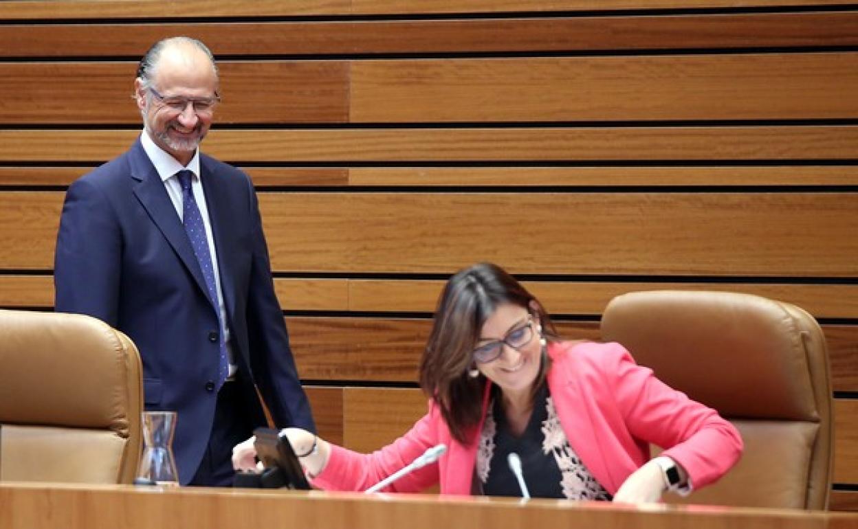 El presidente de las Cortes, Luis Fuentes, y la vicepresidenta segunda, Ana Sánchez, durante el Pleno de las Cortes de Castilla y León. 