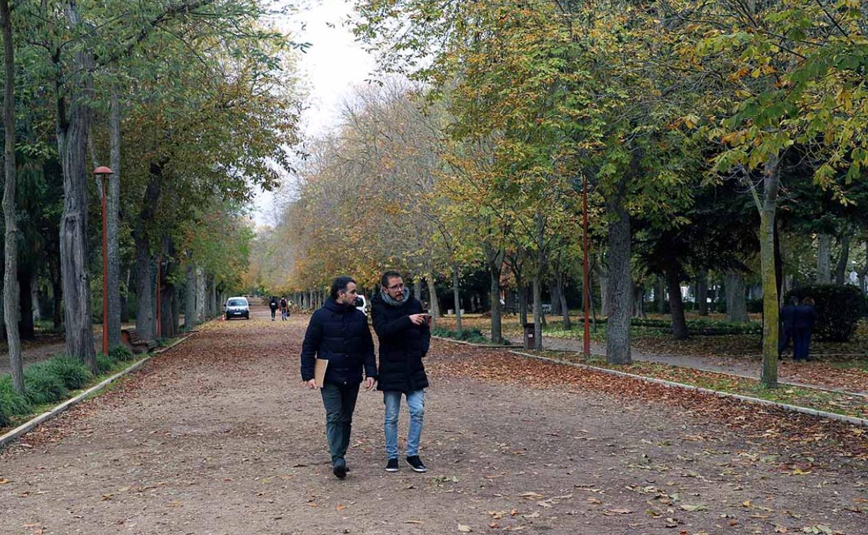 Josué Temiño, concejal de Medio Ambiente, observa con uno de los técnicos el estado del Paseo de la Isla. 