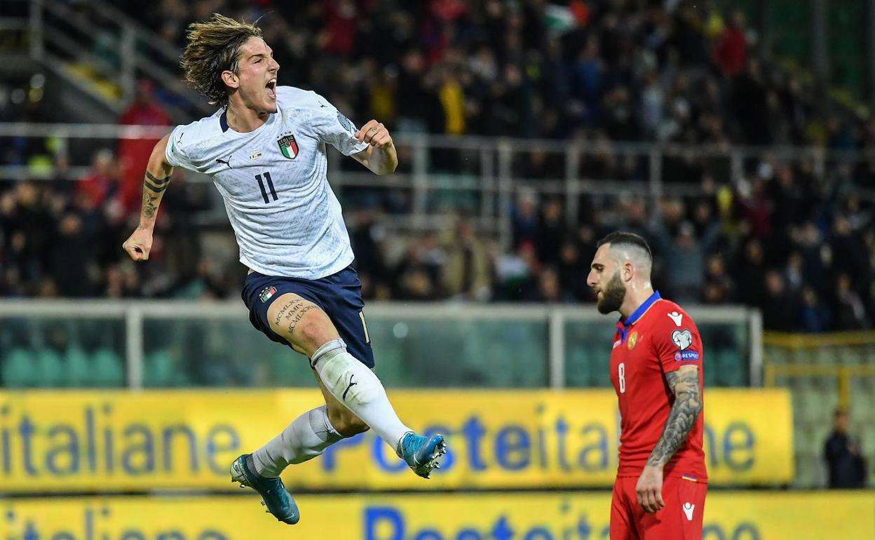 Nicolo Zaniolo, una de las estrellas emergentes de la 'Azzurra', celebra un gol con la selección italiana. 