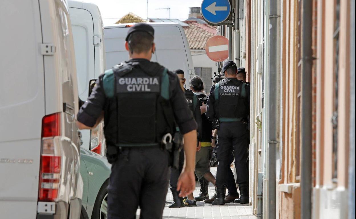 Agentes de la Guardia Civil custodian a uno de los CDR detenidos en Sabadell el 23 de octubre.