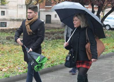 Imagen secundaria 1 - (Arriba)Patricia Estévez, abogada de la víctima del Caso Arandina, entrando a la Audiencia Provincial de Burgos