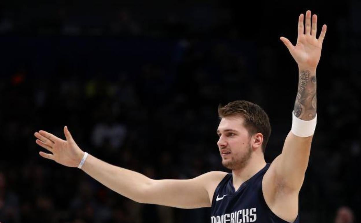 Luka Doncic volció a anotar 30 puntos.