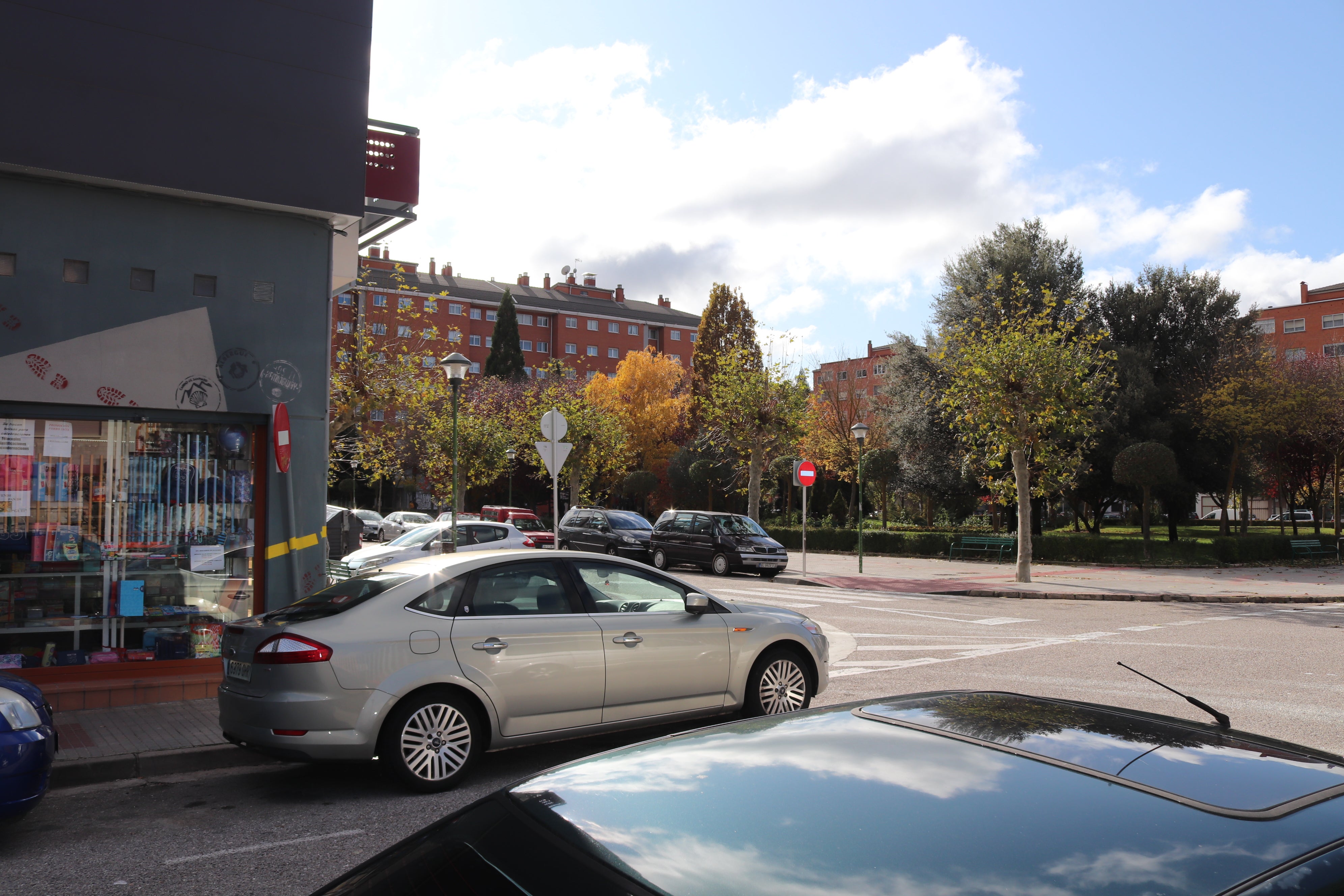 Así ha amanecido la calle Madre Isabel de Larrañaga tras conocer la noticia de la muerte de un menor después de recibir un disparo en la cabeza de manera accidental