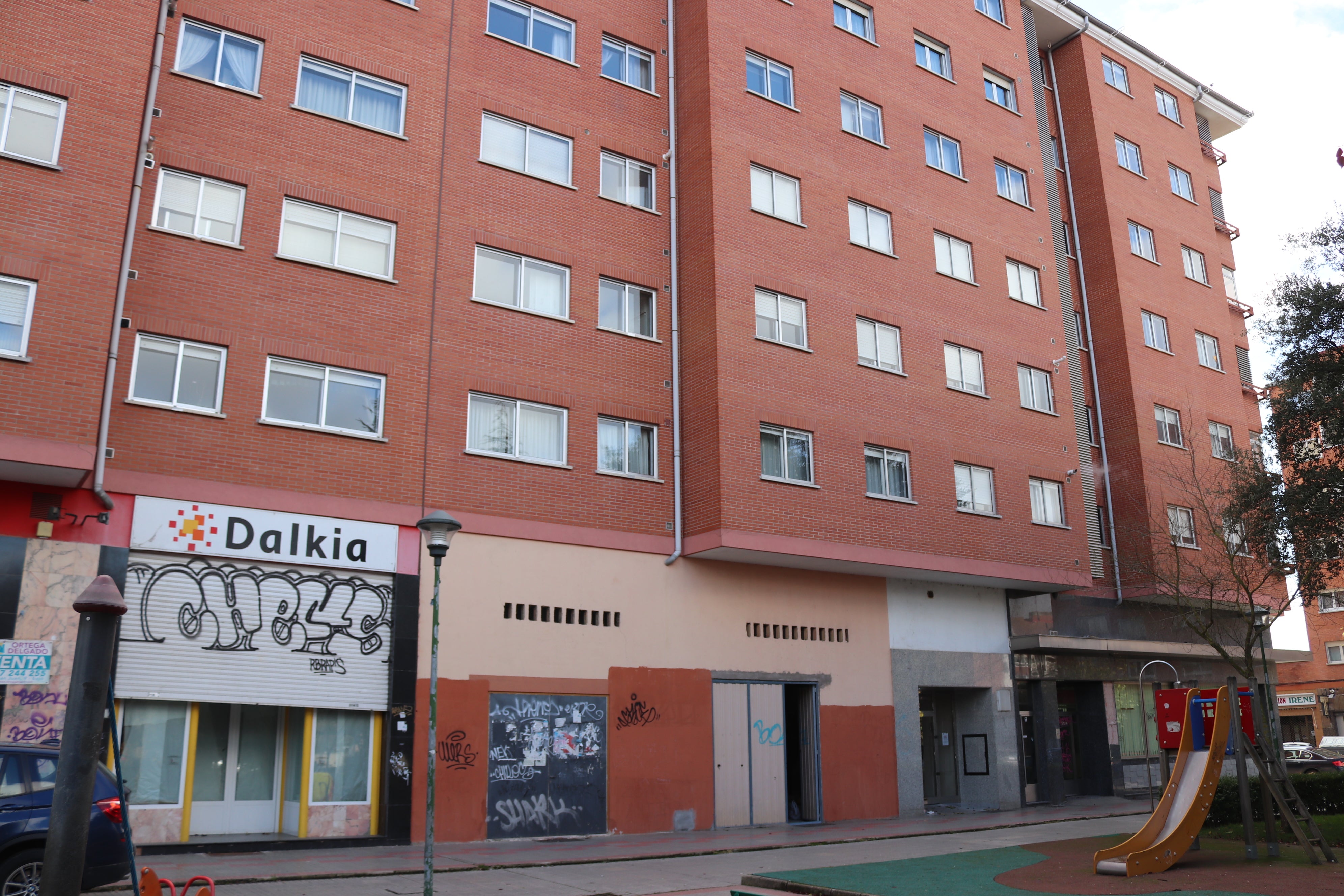 Así ha amanecido la calle Madre Isabel de Larrañaga tras conocer la noticia de la muerte de un menor después de recibir un disparo en la cabeza de manera accidental