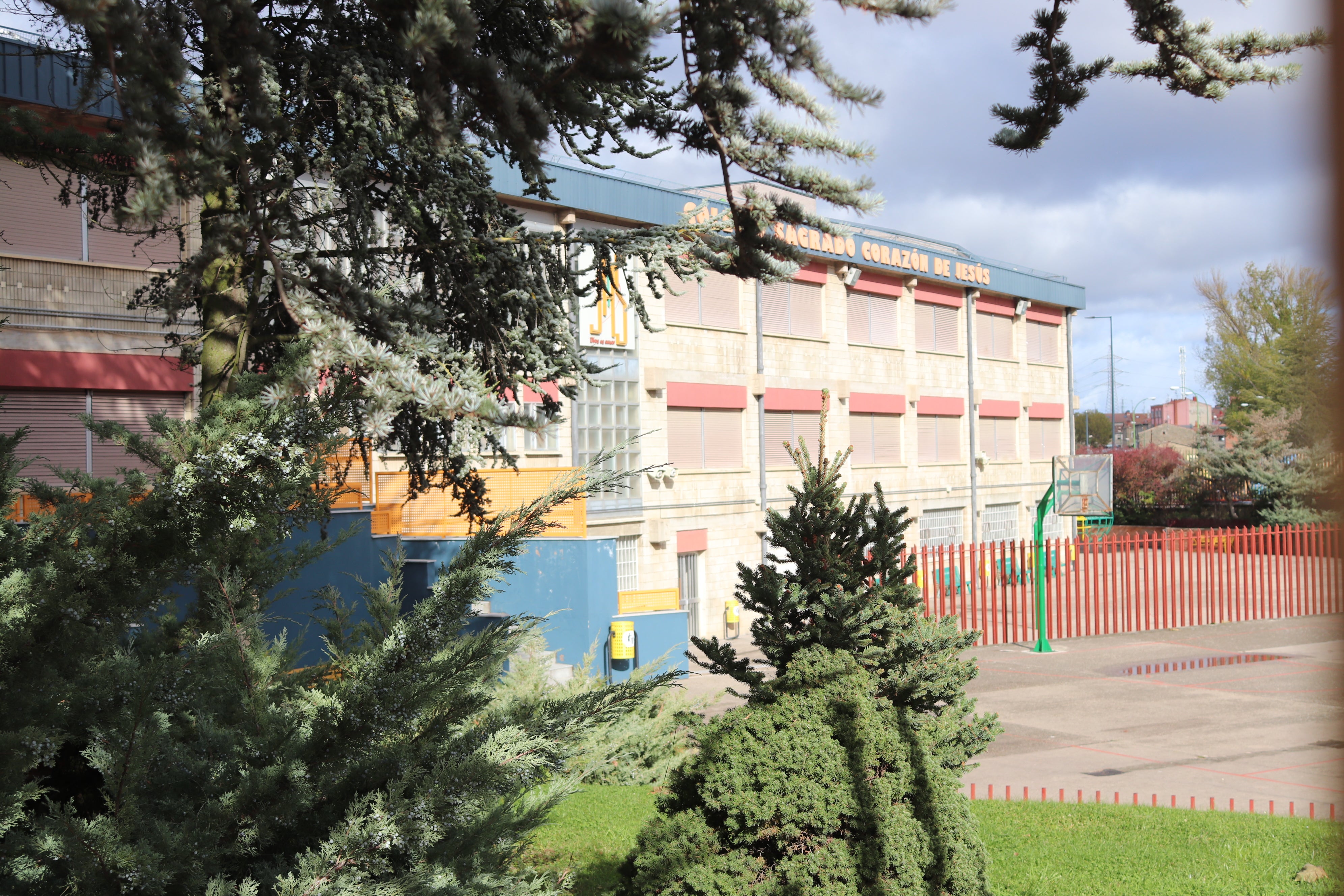 Así ha amanecido la calle Madre Isabel de Larrañaga tras conocer la noticia de la muerte de un menor después de recibir un disparo en la cabeza de manera accidental