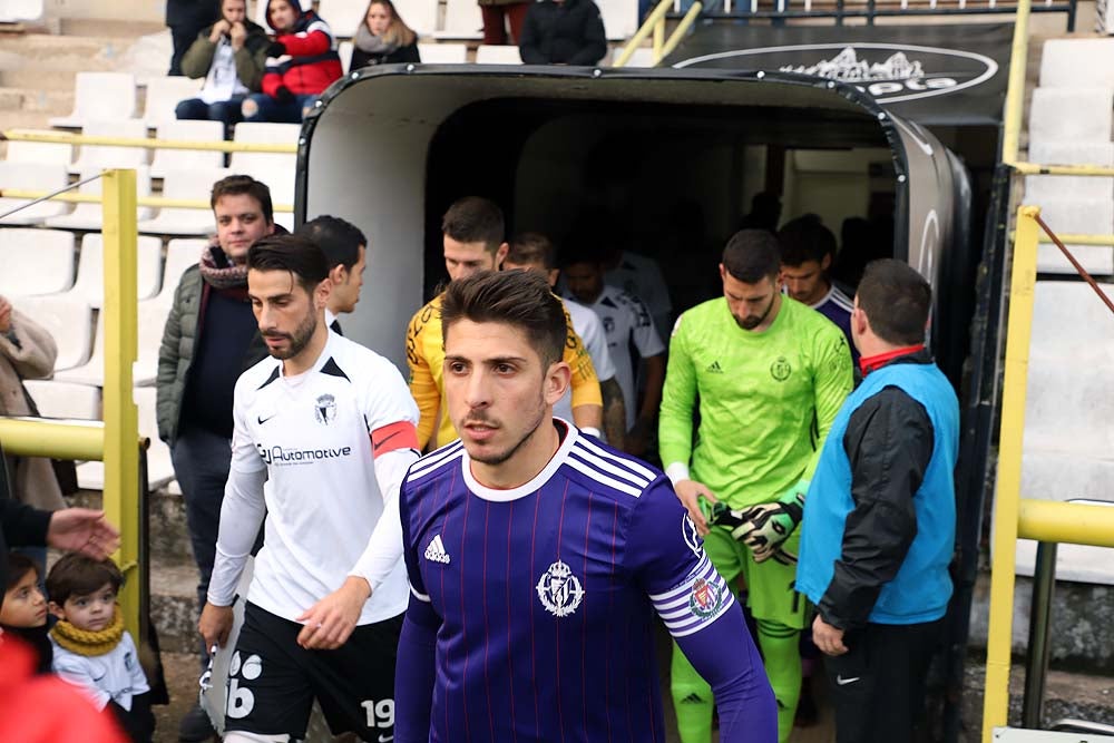 Juanma trata de proteger el balón