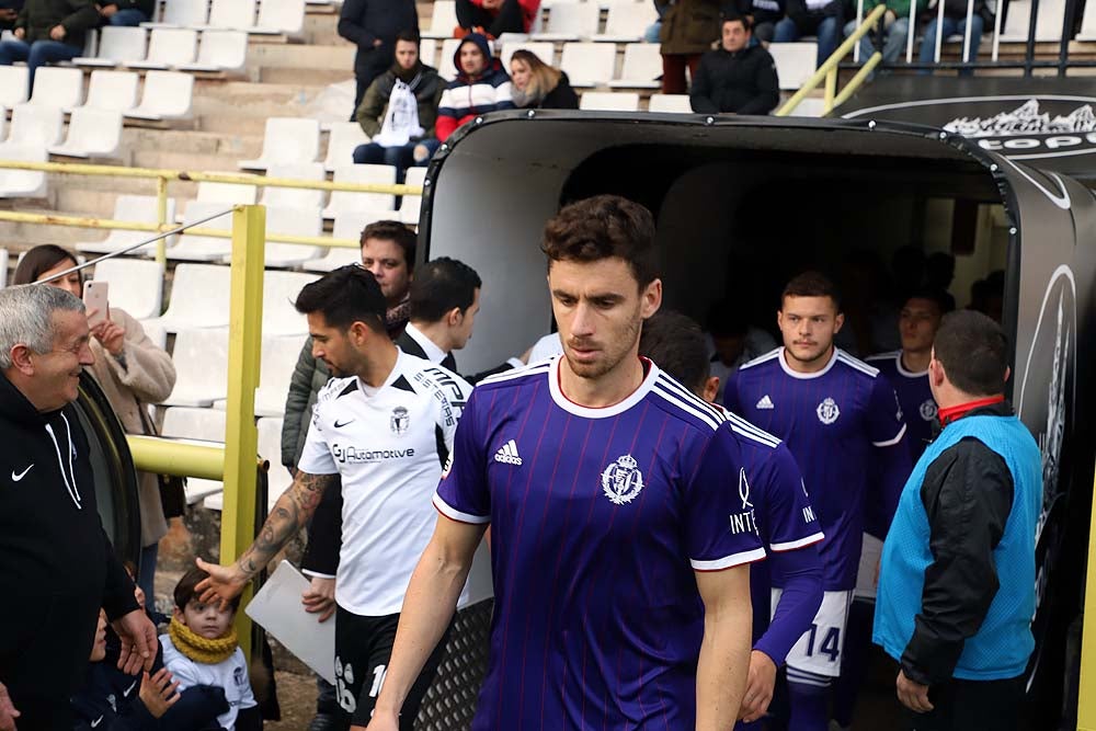 Juanma trata de proteger el balón