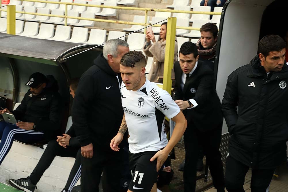 Juanma trata de proteger el balón