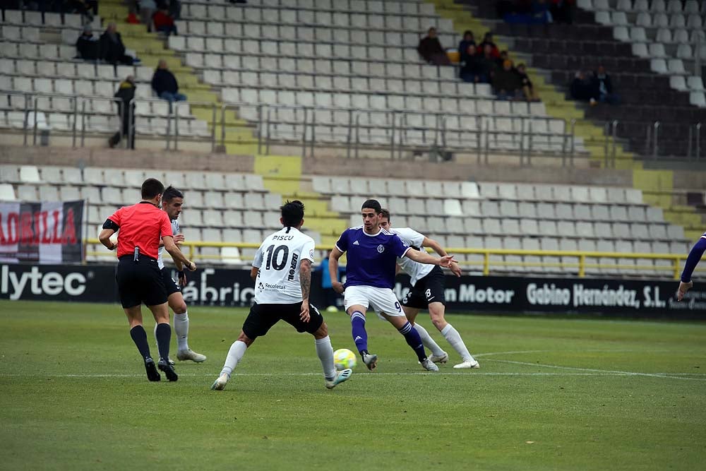 Juanma trata de proteger el balón