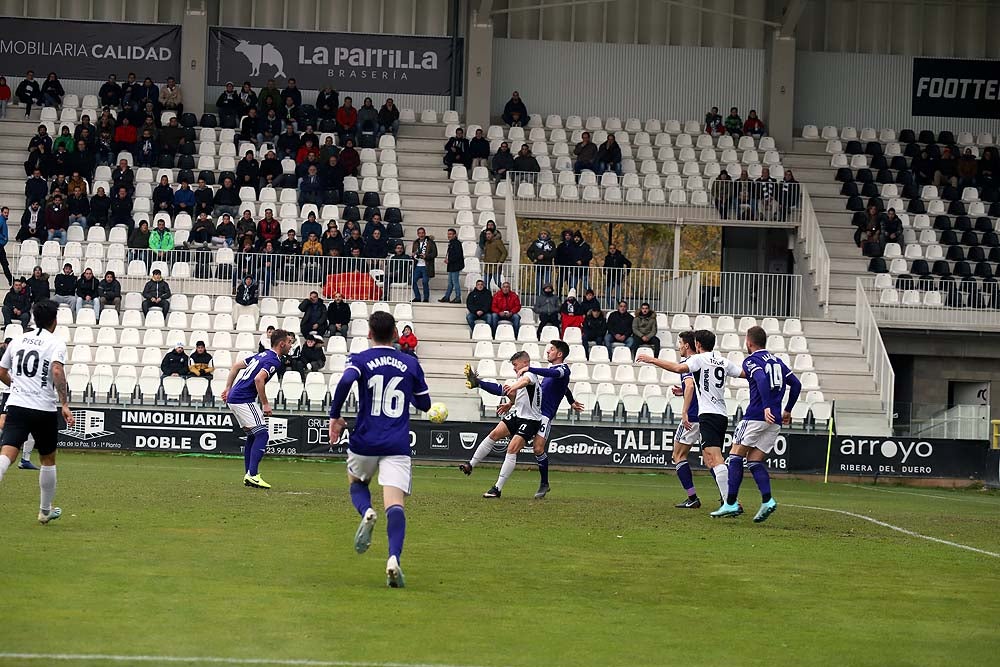 Juanma trata de proteger el balón