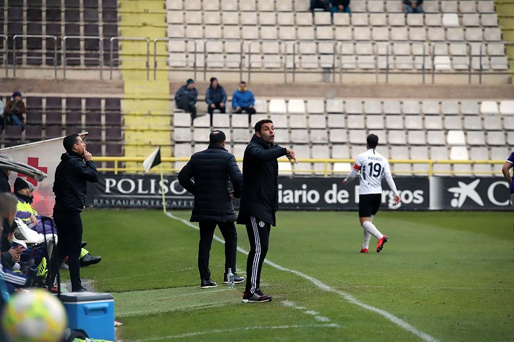 Juanma trata de proteger el balón