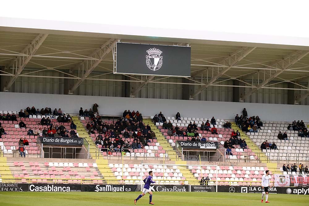 Juanma trata de proteger el balón