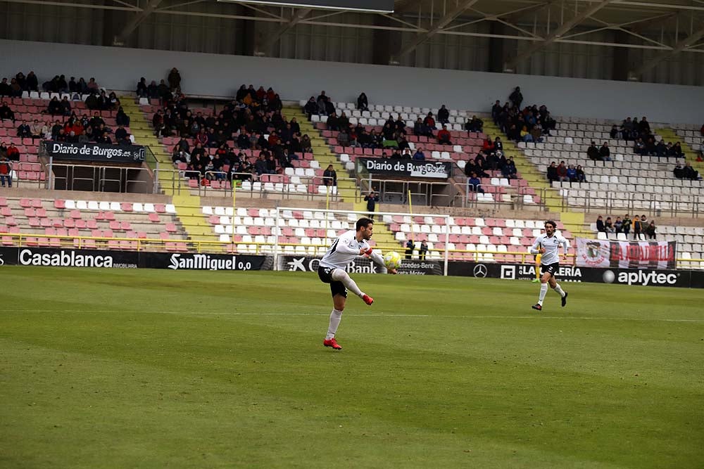 Juanma trata de proteger el balón