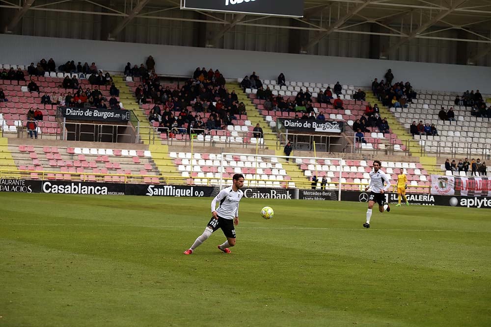 Juanma trata de proteger el balón