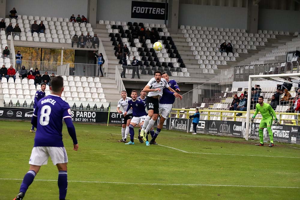 Juanma trata de proteger el balón