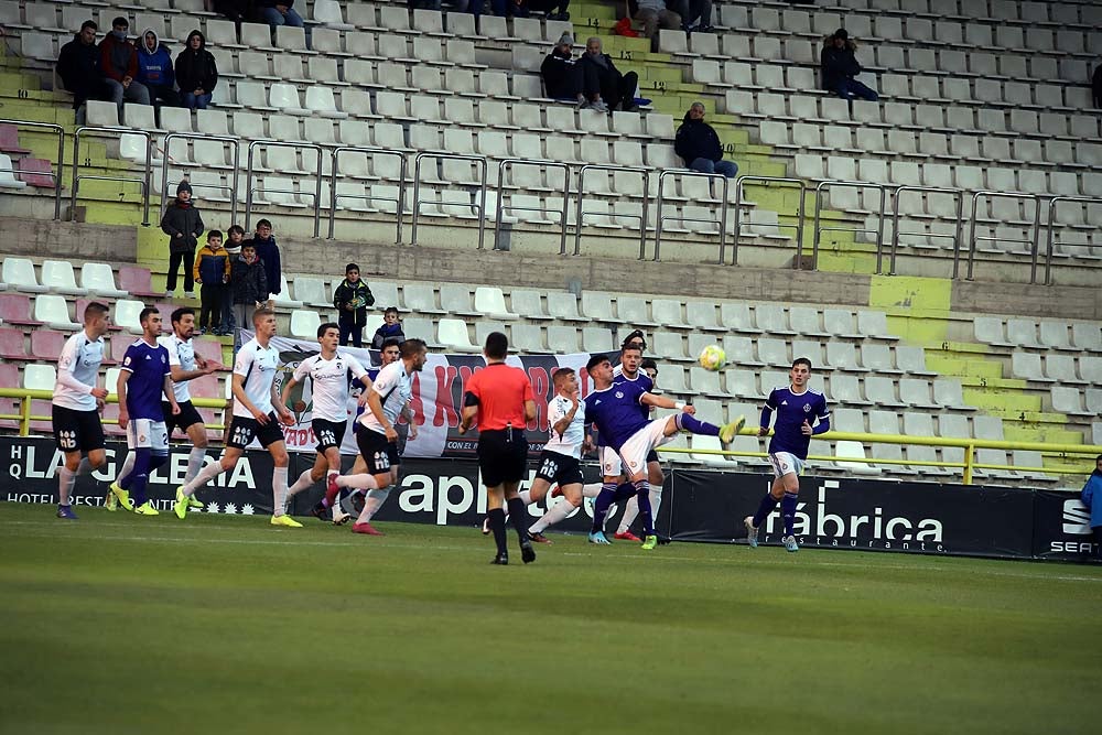 Juanma trata de proteger el balón