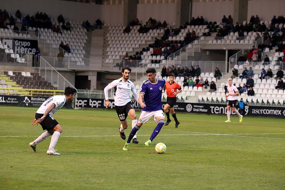 Juanma trata de proteger el balón