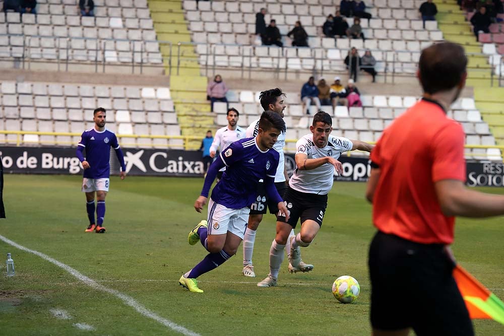 Juanma trata de proteger el balón