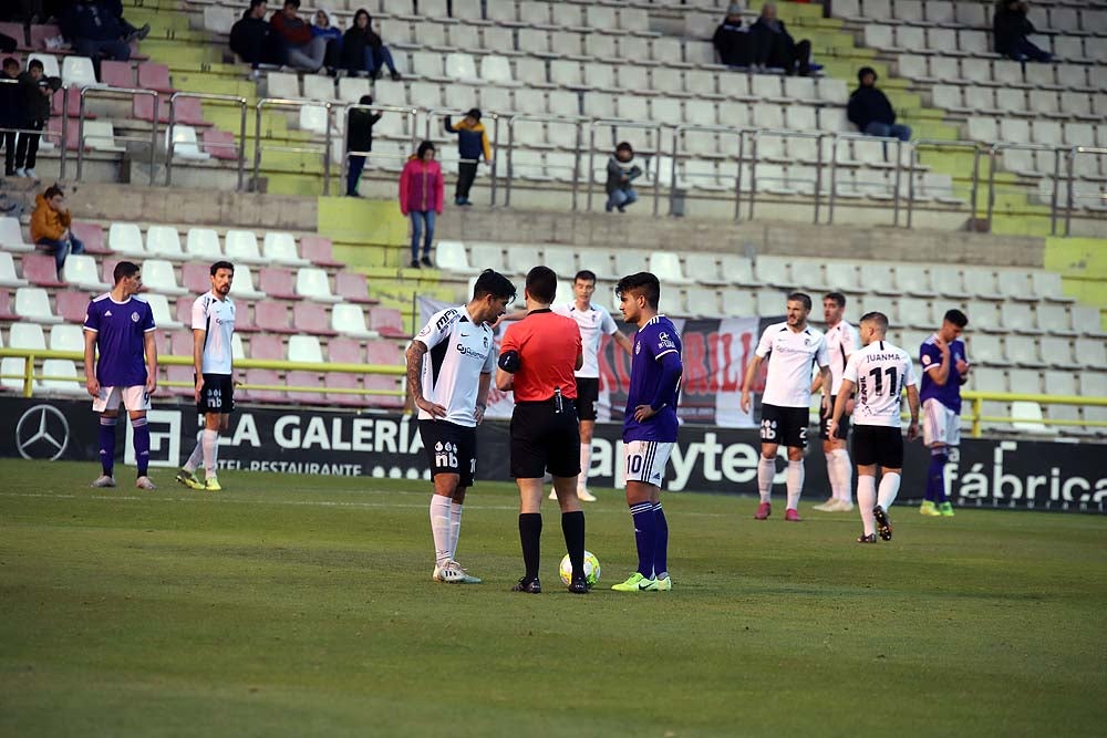 Juanma trata de proteger el balón