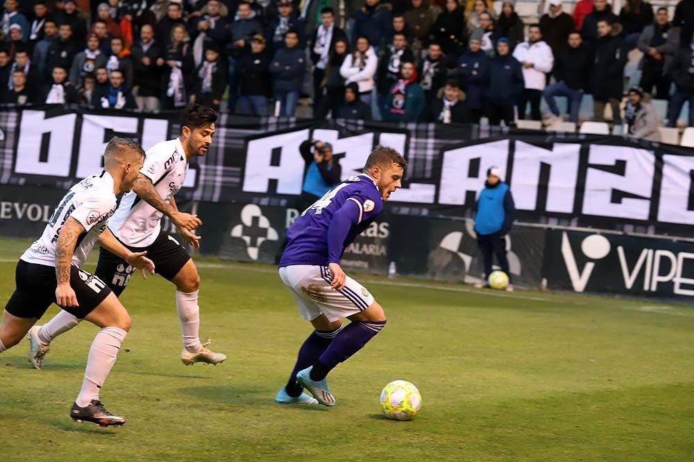 Juanma trata de proteger el balón