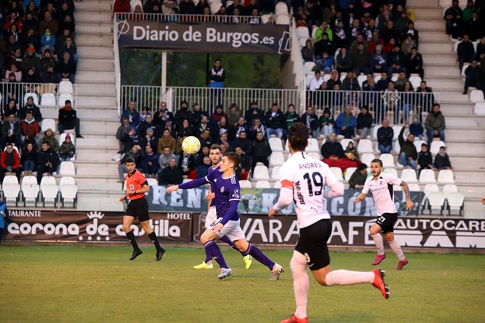 Juanma trata de proteger el balón