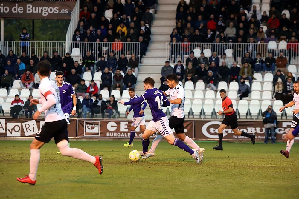 Juanma trata de proteger el balón